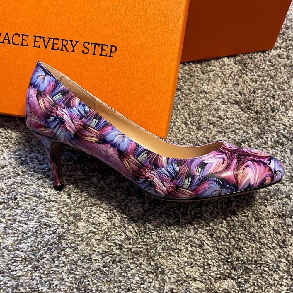NEW AAchcol heels
